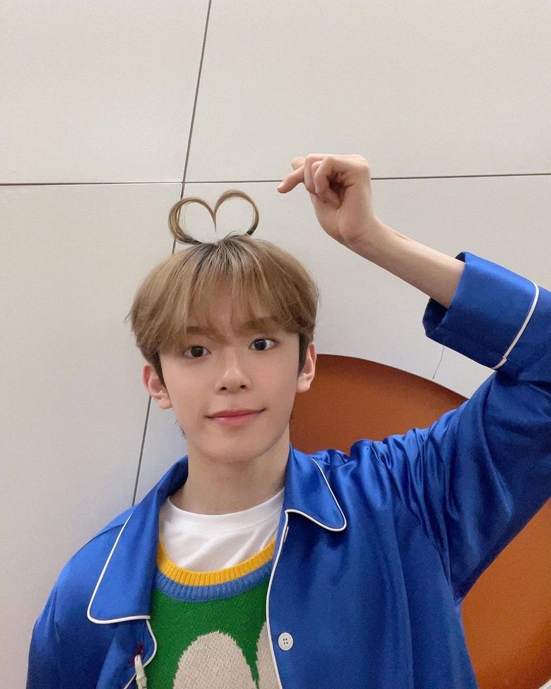  8 Moments When VERIVERY's KangMin Sent Us Finger Hearts