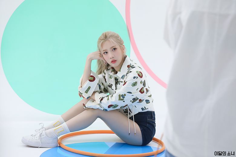 LOONA, Album Cover Shooting Of ‘HULA HOOP / Star Seed ~カクセイ~’ Behind-the-Scene - Part 1