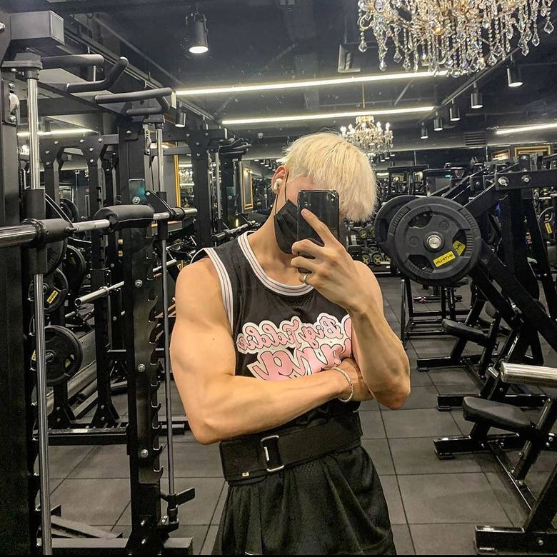  9 Male K-Pop Idols With Muscular Arms We Cannot Get Over (Part 1)