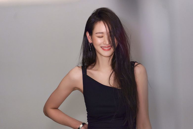 Claudia Kim(SuHyun) For ELLE Korea Magazine December Issue Behind-the-Scene