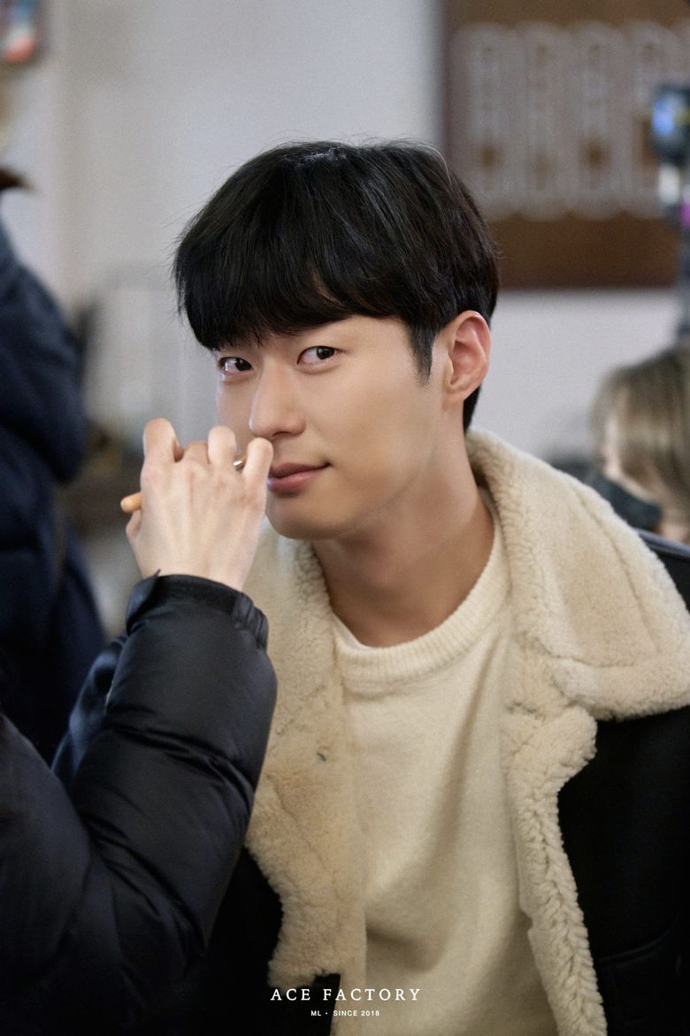 Ahn DongGu, Drama “Our Beloved Summer” Set Behind-the-Scene