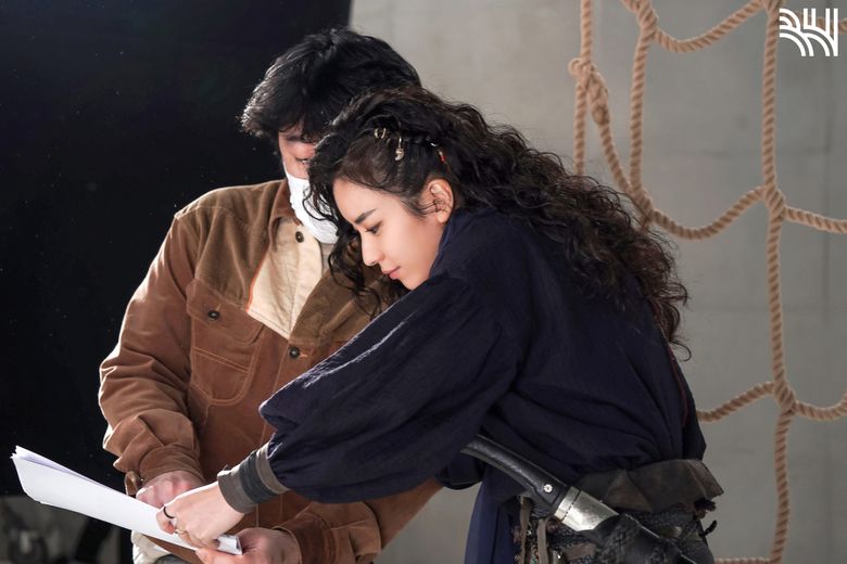 Han HyoJoo, Movie Poster Shooting Of "The Pirates : The Last Royal Treasure" Behind-the-Scene