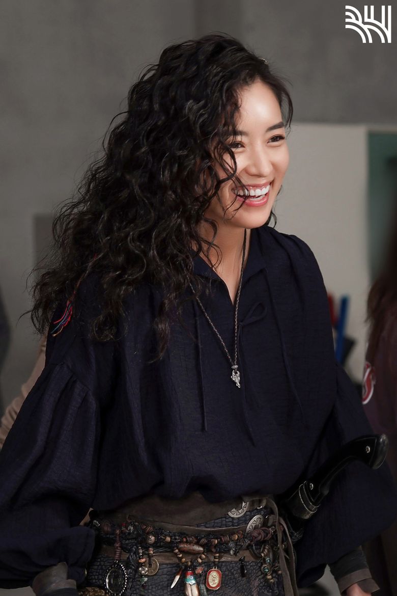 Han HyoJoo, Movie Poster Shooting Of "The Pirates : The Last Royal Treasure" Behind-the-Scene