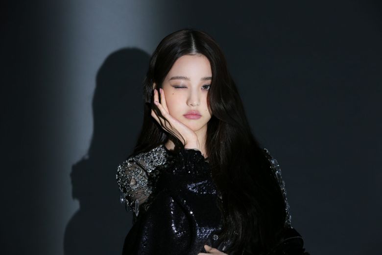 IVE's WonYoung For Harper's BAZAAR Korea Magazine December Issue Behind-the-Scene