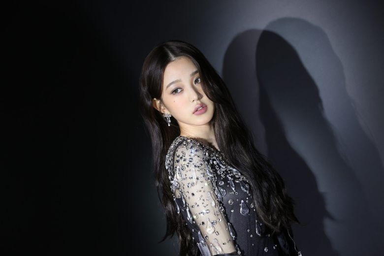 IVE's WonYoung For Harper's BAZAAR Korea Magazine December Issue Behind-the-Scene