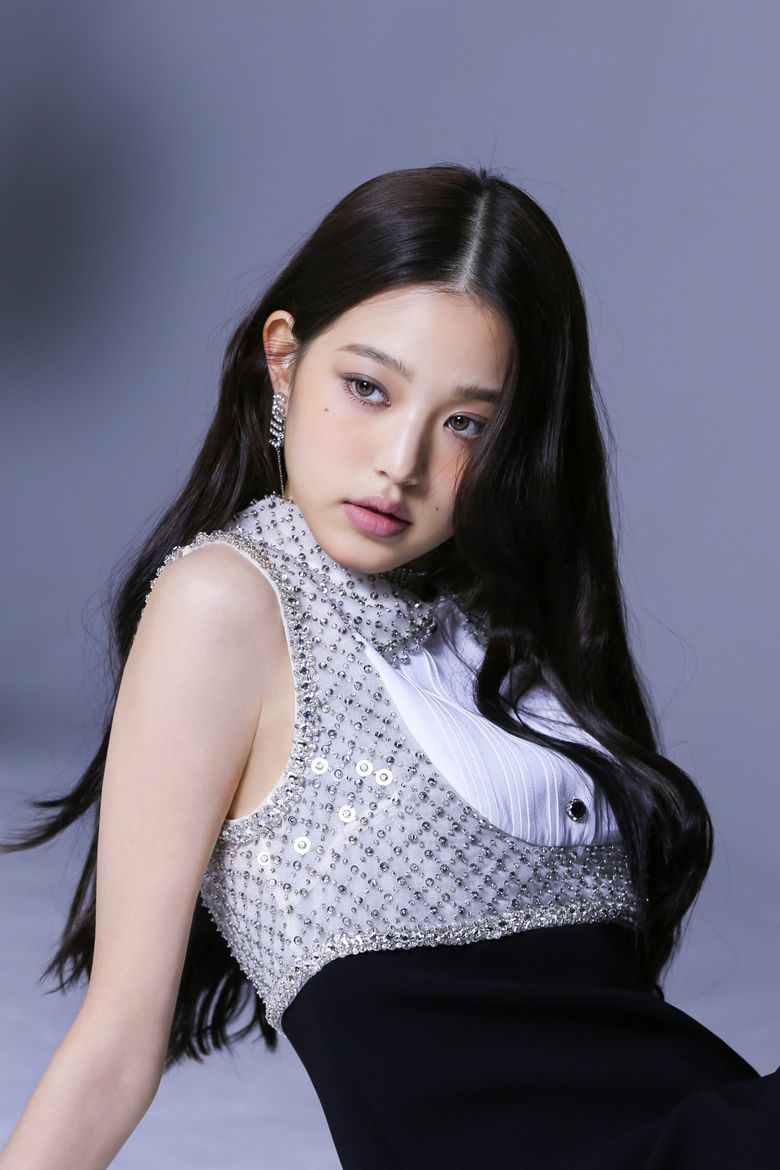 IVE's WonYoung For Harper's BAZAAR Korea Magazine December Issue Behind-the-Scene