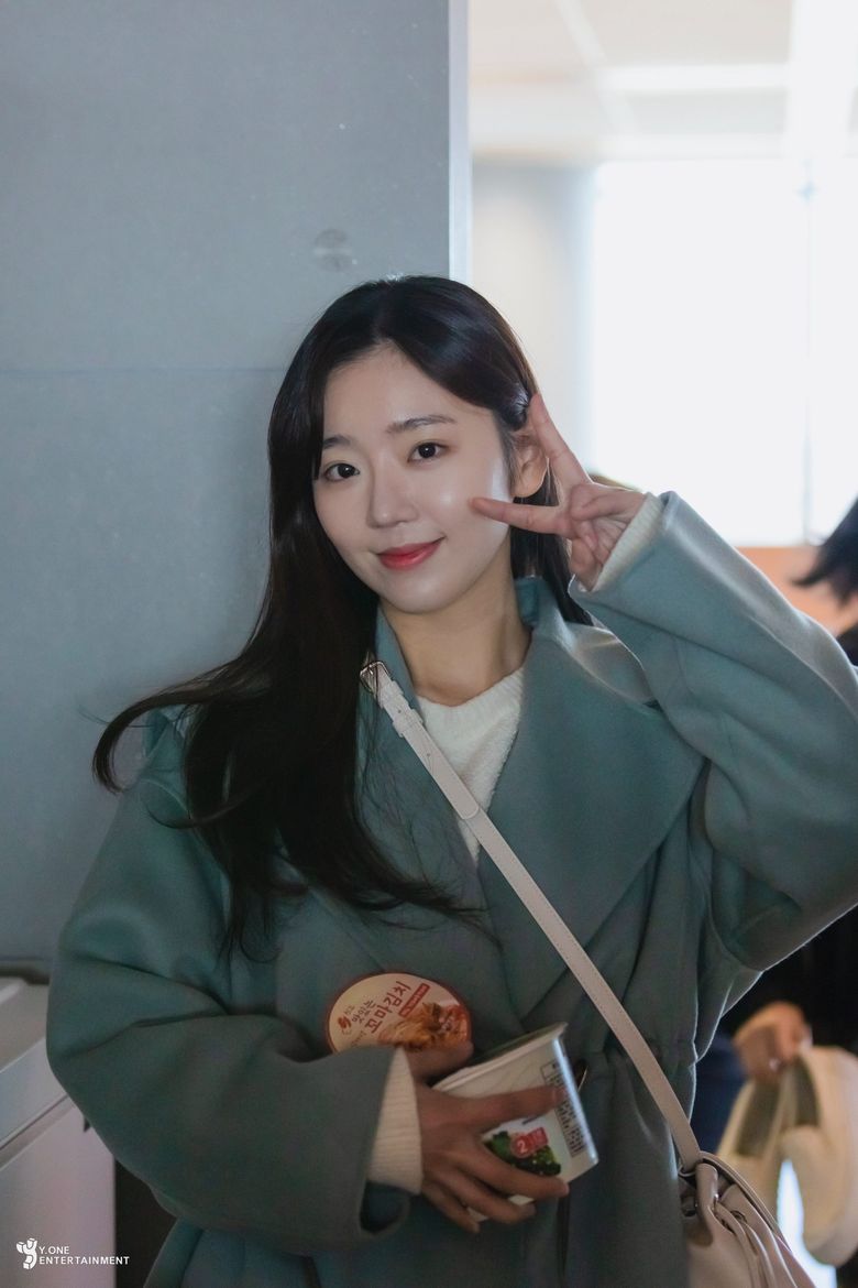 Jeon HyeWon, Drama “Our Beloved Summer” Set Behind-the-Scene