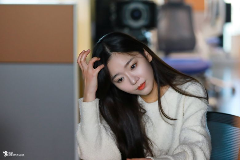 Jeon HyeWon, Drama “Our Beloved Summer” Set Behind-the-Scene