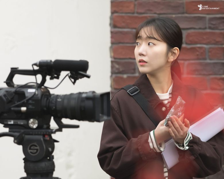 Jeon HyeWon, Drama “Our Beloved Summer” Set Behind-the-Scene