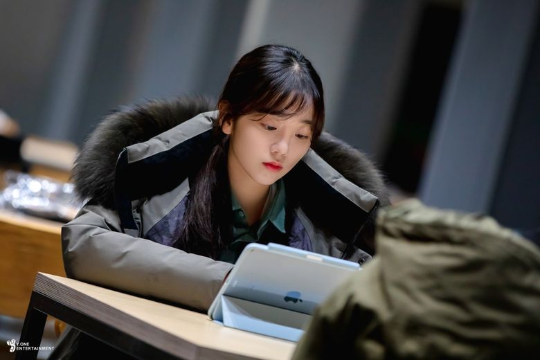 Jeon HyeWon, Drama “Our Beloved Summer” Set Behind-the-Scene