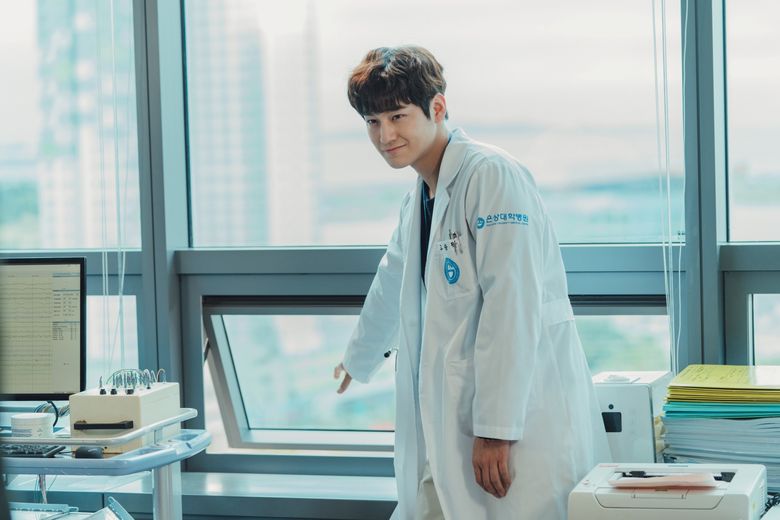 Kim Beom, Drama “Ghost Doctor” Set Behind-the-Scene