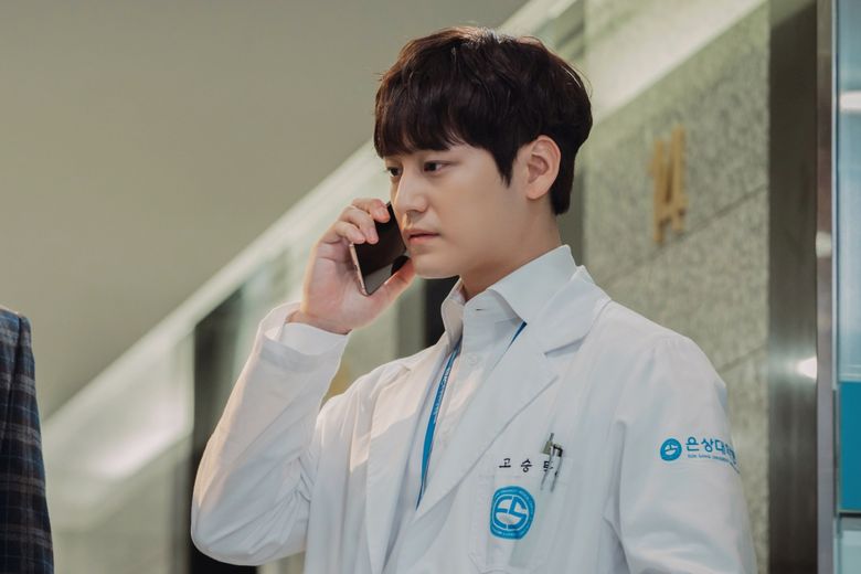 Kim Beom, Drama “Ghost Doctor” Set Behind-the-Scene