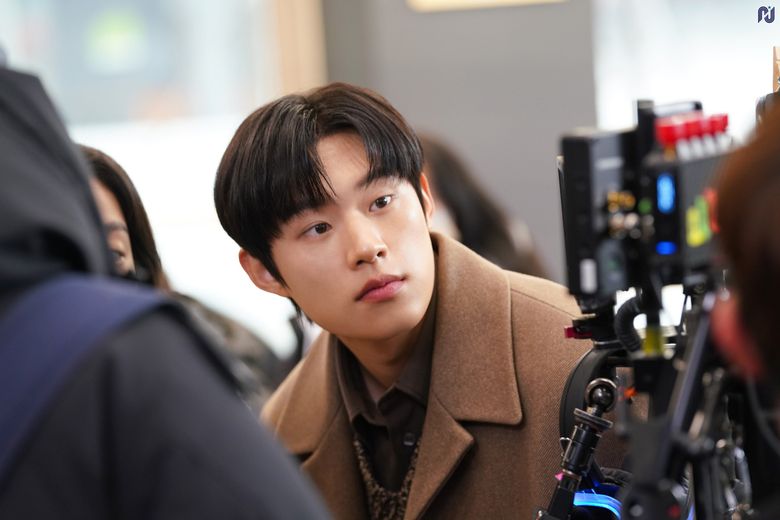 Kim SungCheol, Drama “Our Beloved Summer” Set Behind-the-Scene