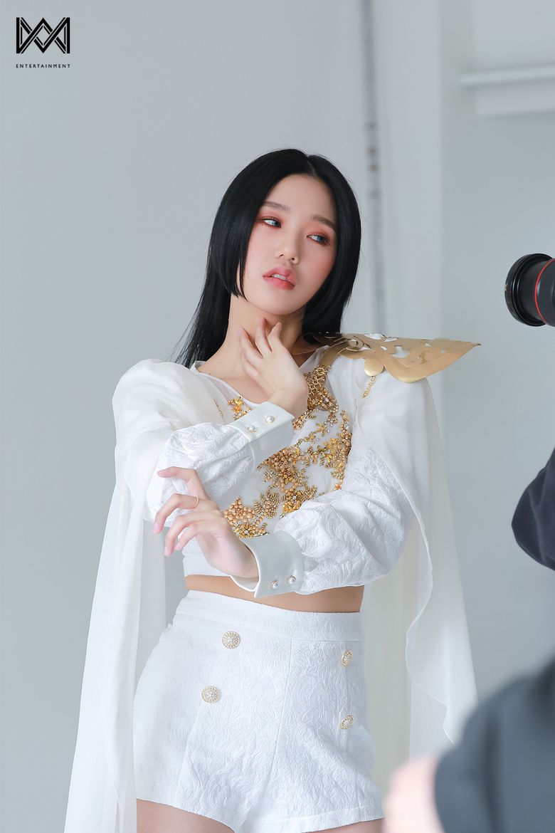 OH MY GIRL, Shooting Of 2022 Season Greeting Behind-the-Scene (White Ver.)