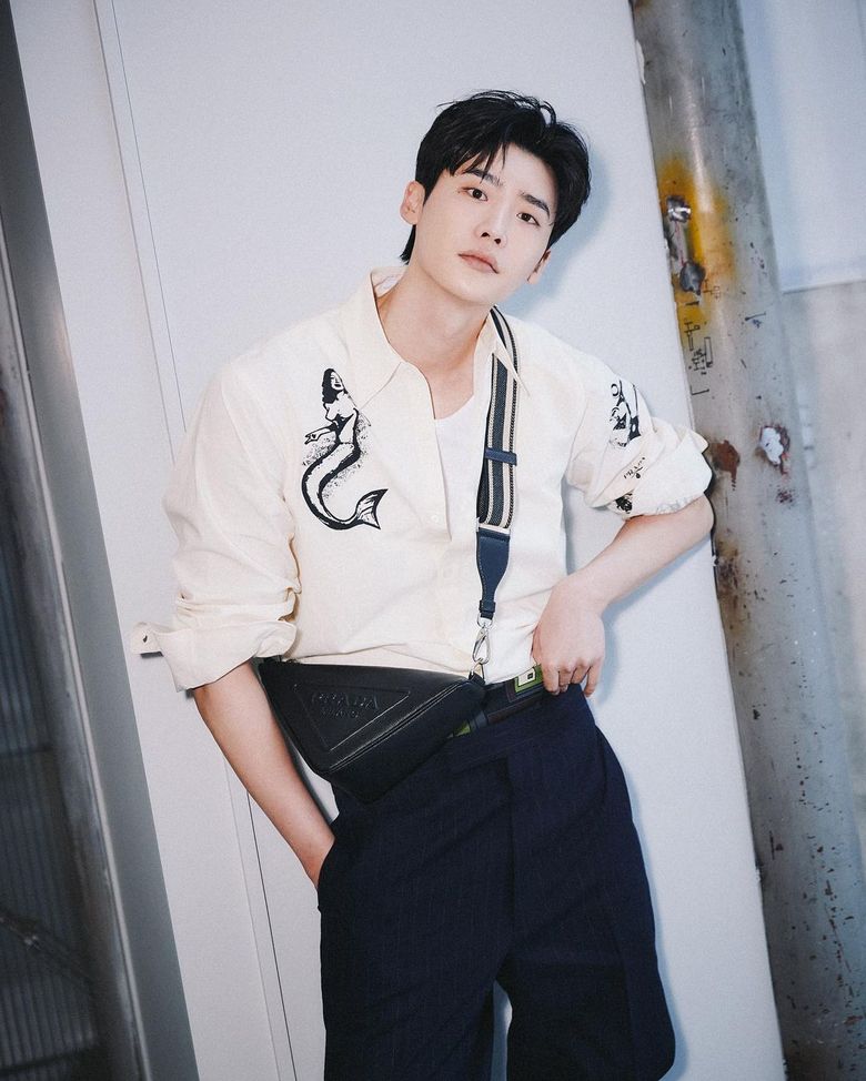 5 Male Idols Who Are Bringing Women's Handbags Straight Into Men's Fashion  - Koreaboo