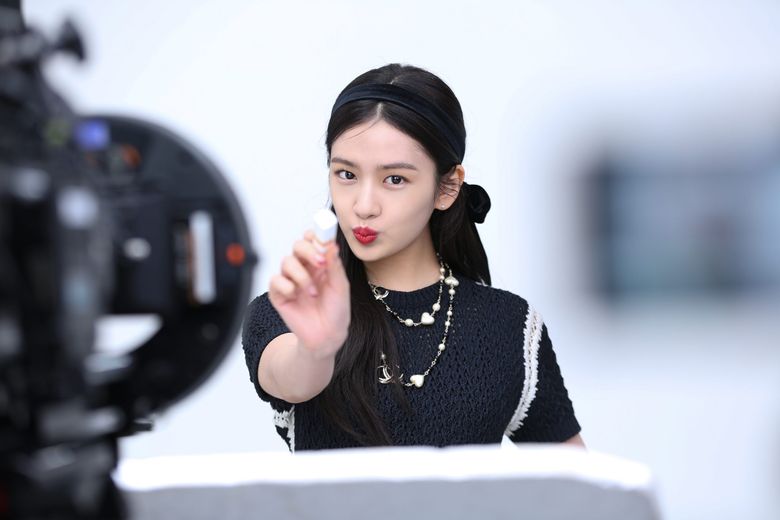 IVE's YuJin For Chanel Beauty x Marie Clarie March Issue Behind-the-Scene