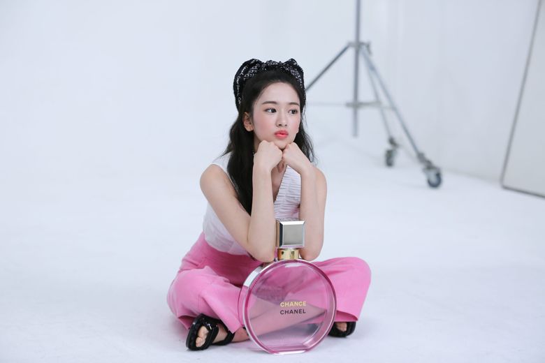 IVE's YuJin For Chanel Beauty x Marie Clarie March Issue Behind-the-Scene