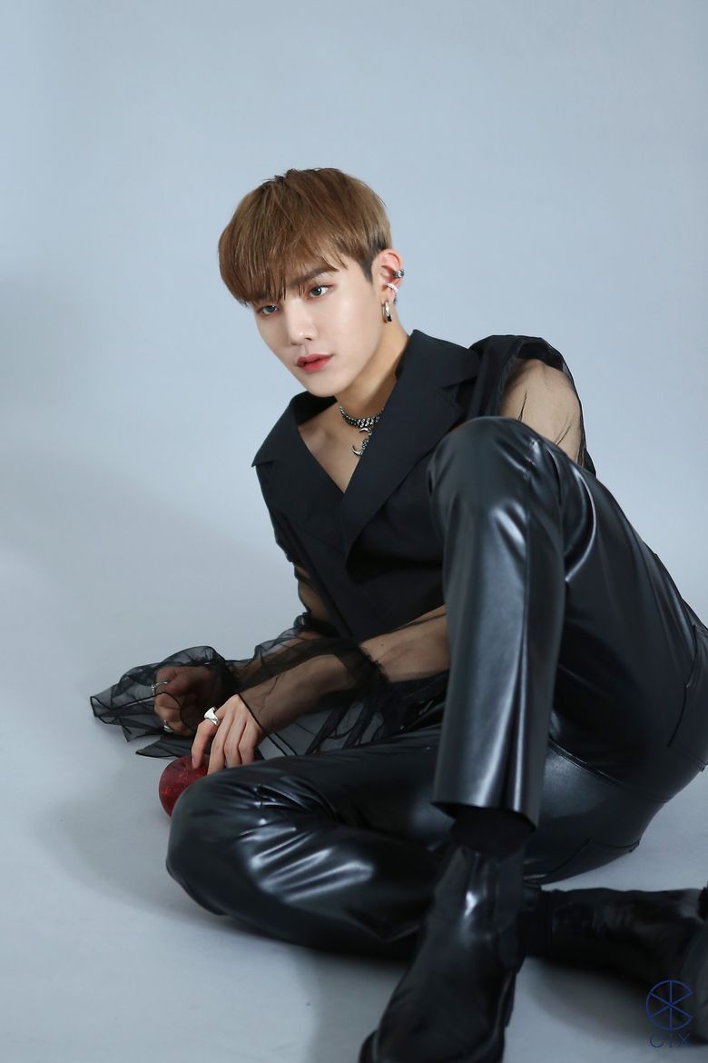 CIX's SeungHun, Poster Shooting For UNIVERSE Behind-the-Scene