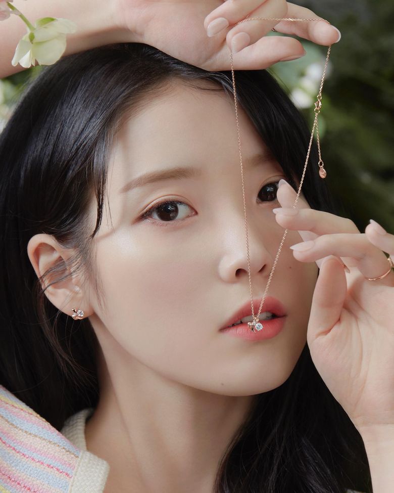  8 Female K-Pop Idols Rocking Korean Spring Makeup And Fashion Trends