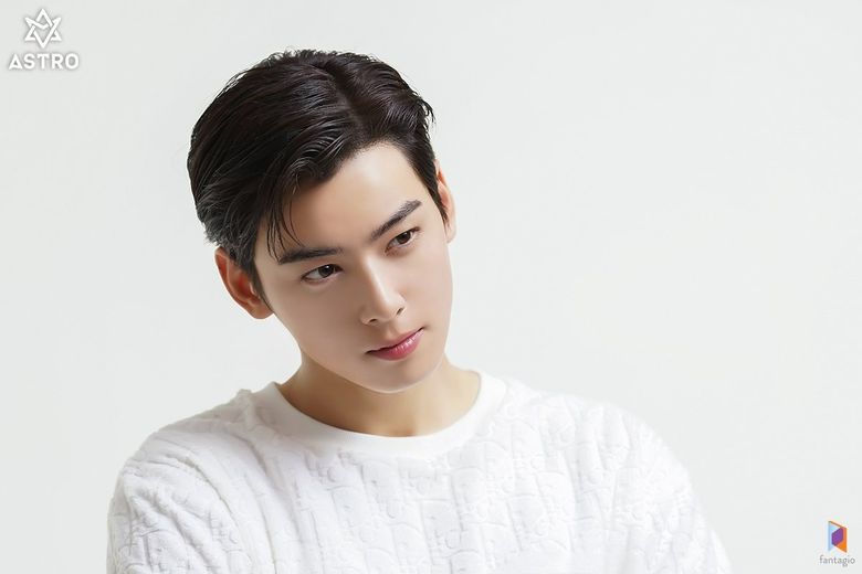 ASTRO Cha Eun-Woo Looks Like A Modern-day Prince Thanks To This
