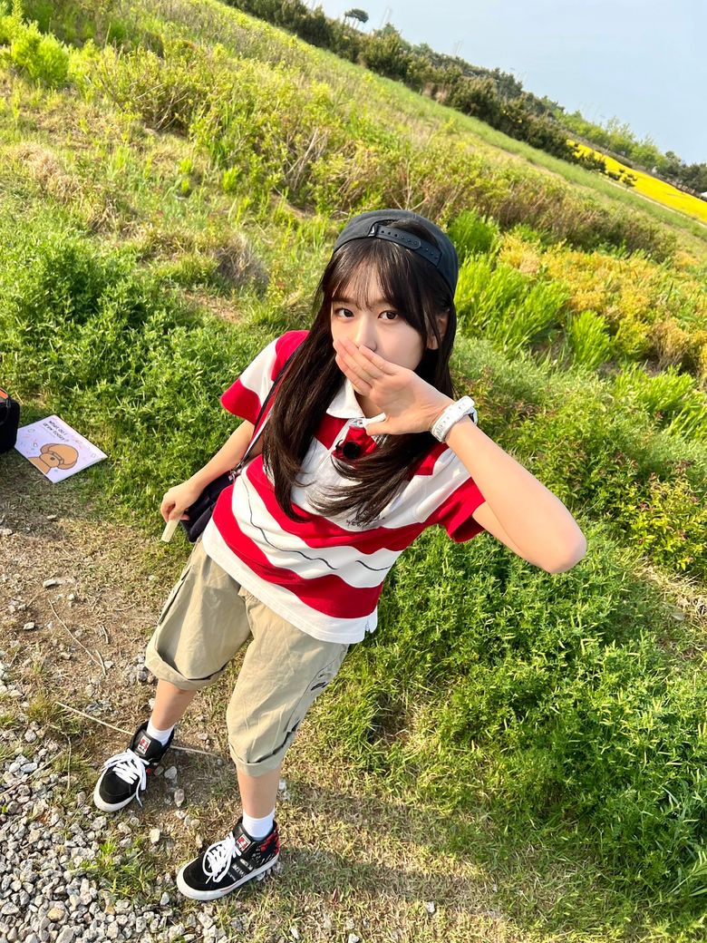 The 'Ban YuJin' Pose: Meaning Of The Latest Trending Selfie Pose Among K-Pop Idols