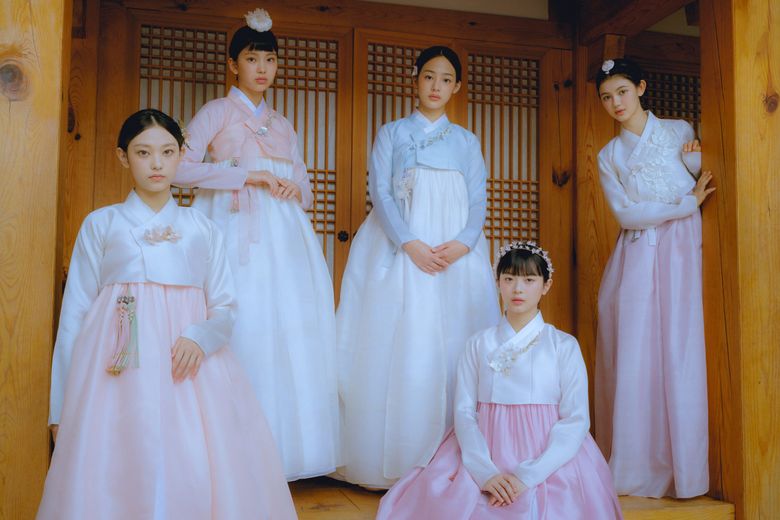 Chuseok 2022 İçin Geleneksel Kıyafetleriyle Fotoğraf Yayınlayan 32 K-Pop İdolü