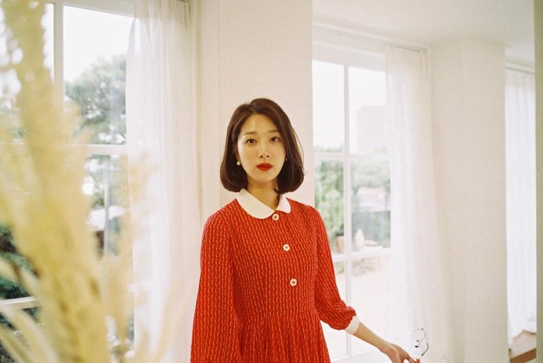 7 Female K Pop Idols Who Are Into Film Photography And Serving Aesthetic Nostalgia  - 6