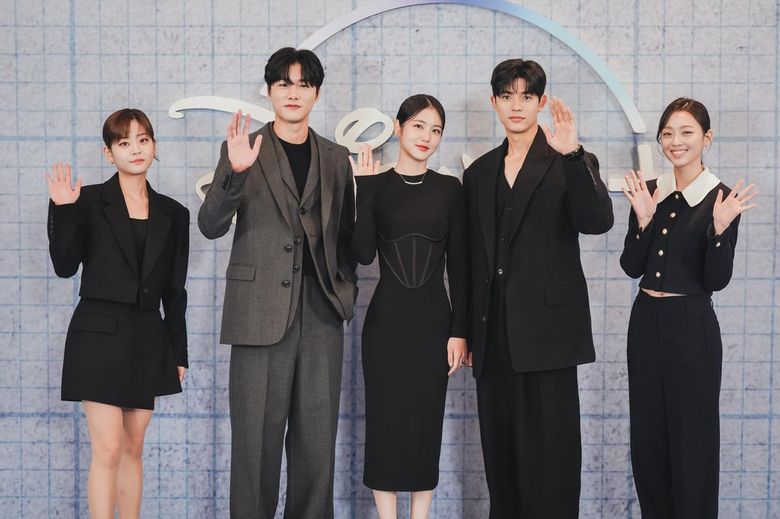 Prince and Princess of Korea: Cha Eun-woo and Song Hye-kyo stun fans with  their appearance at the Chaumet Event