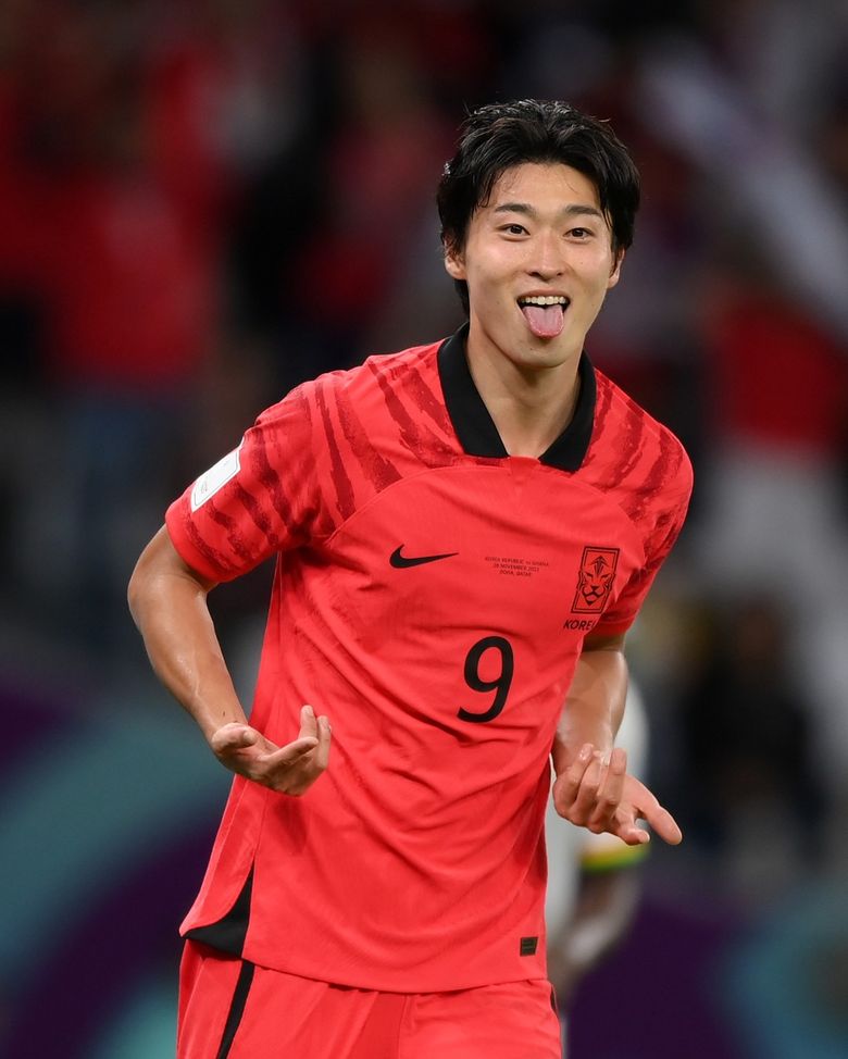 4 Erkek K-Pop İdolü K-Netizenler, Bu Dünya Kupasında Görselliğiyle Trend Olan Koreli Futbol Oyuncusu Cho GueSung'a Benzediğini Düşünüyor