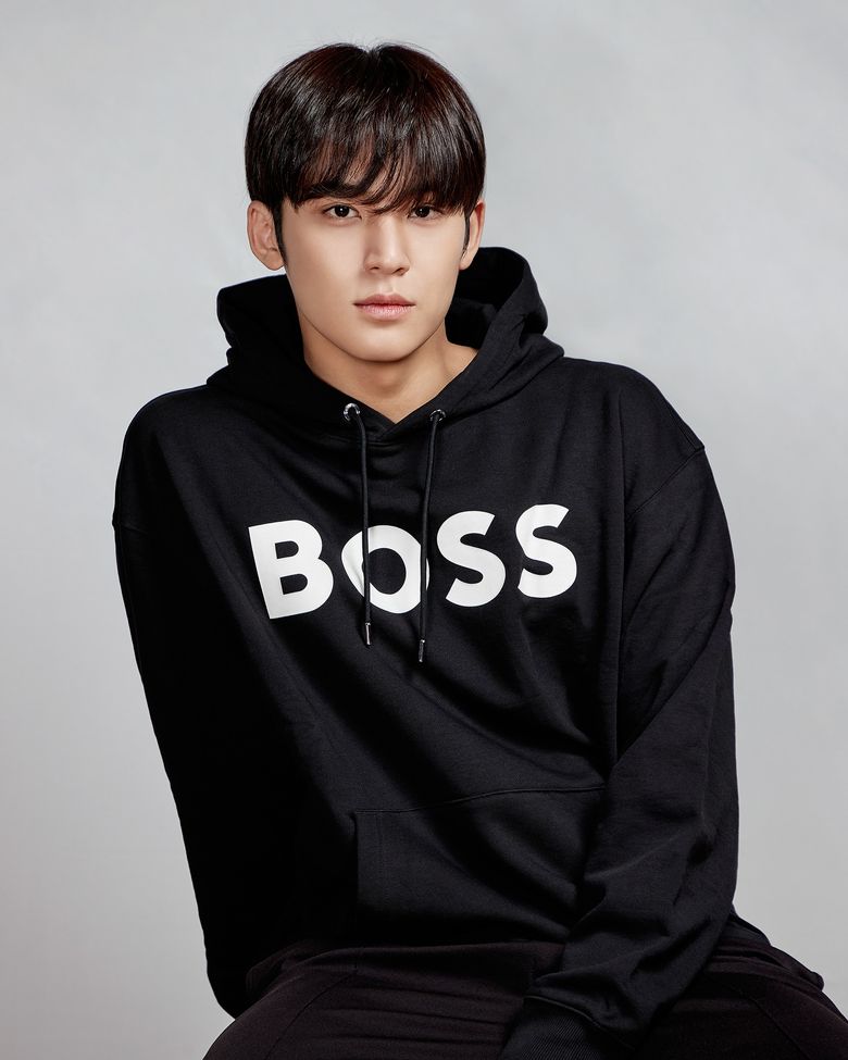 7 Male K Pop Idols Who Look Fashionable In A Hoodie  - 85