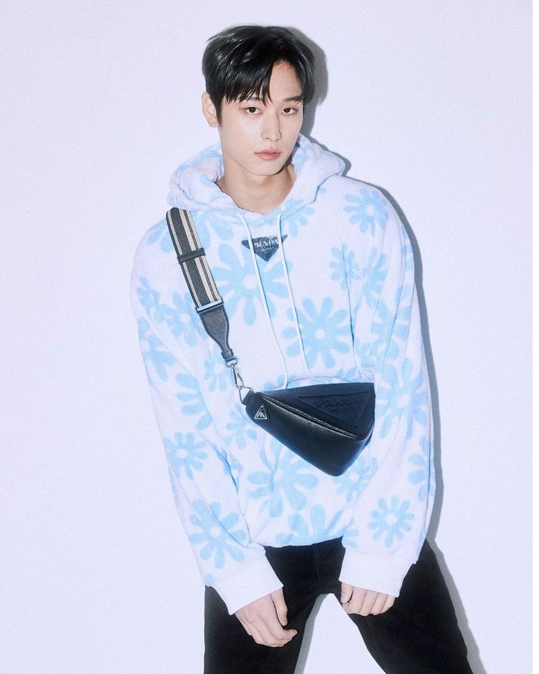 7 Male K Pop Idols Who Look Fashionable In A Hoodie  - 65