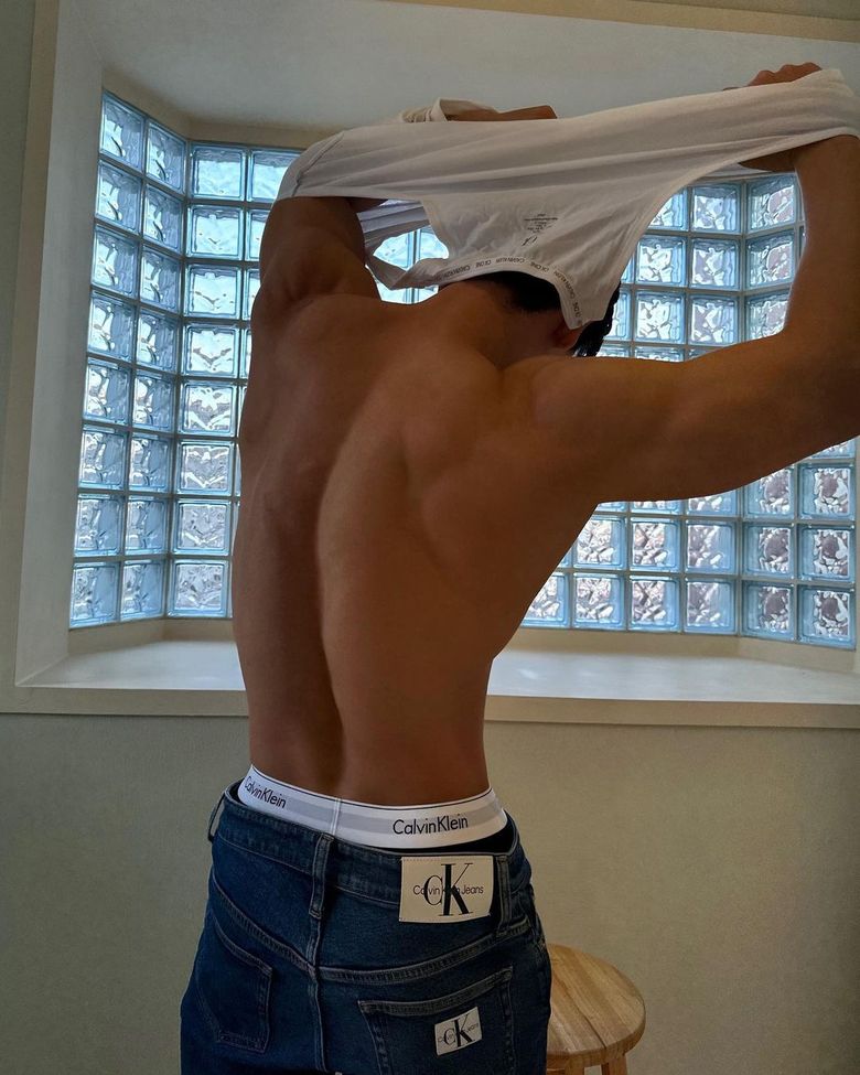  10 Male K-Pop Idols With The Most Attractive Looking Broad Backs (Part 1)