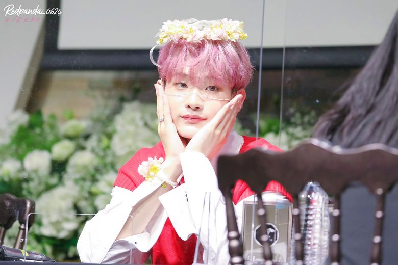 Baharın Prensleri Gibi Görünen Çiçek Taçlar Giyen 9 Erkek K-Pop İdolü