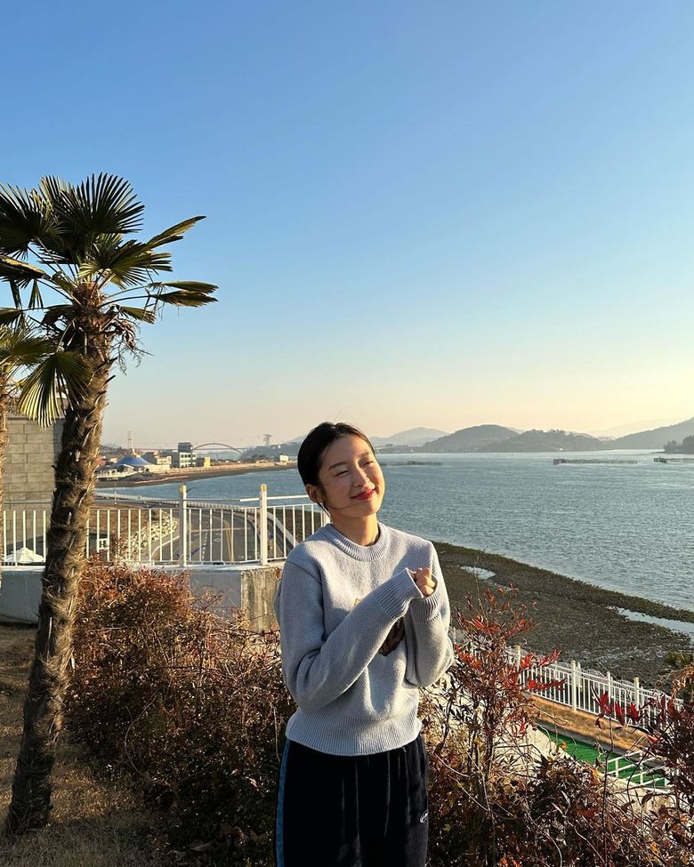 OH MY GIRL's Arin's Top 20 Girlfriend Photos: Radiating an Innocence That Captures Your Heart