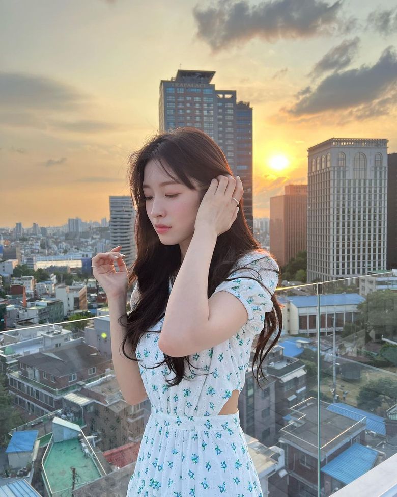 OH MY GIRL's Arin's Top 20 Girlfriend Photos: Radiating an Innocence That Captures Your Heart