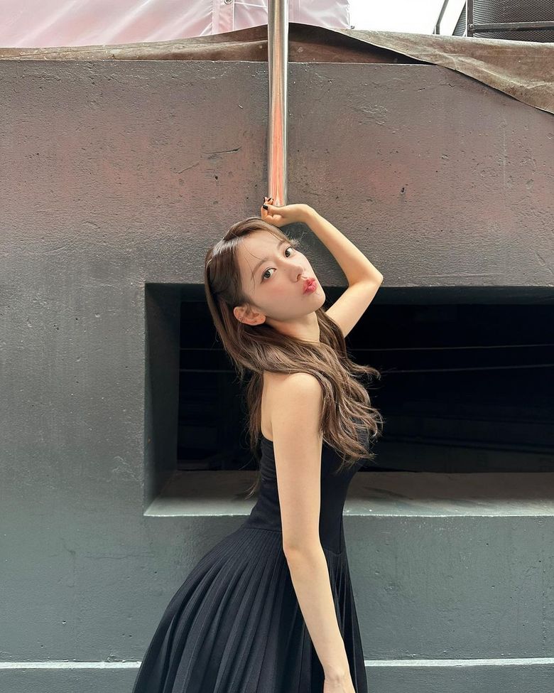 The 20 Best Girlfriend Photos of Sakura from LE SSERAFIM: A Flower Always in Bloom