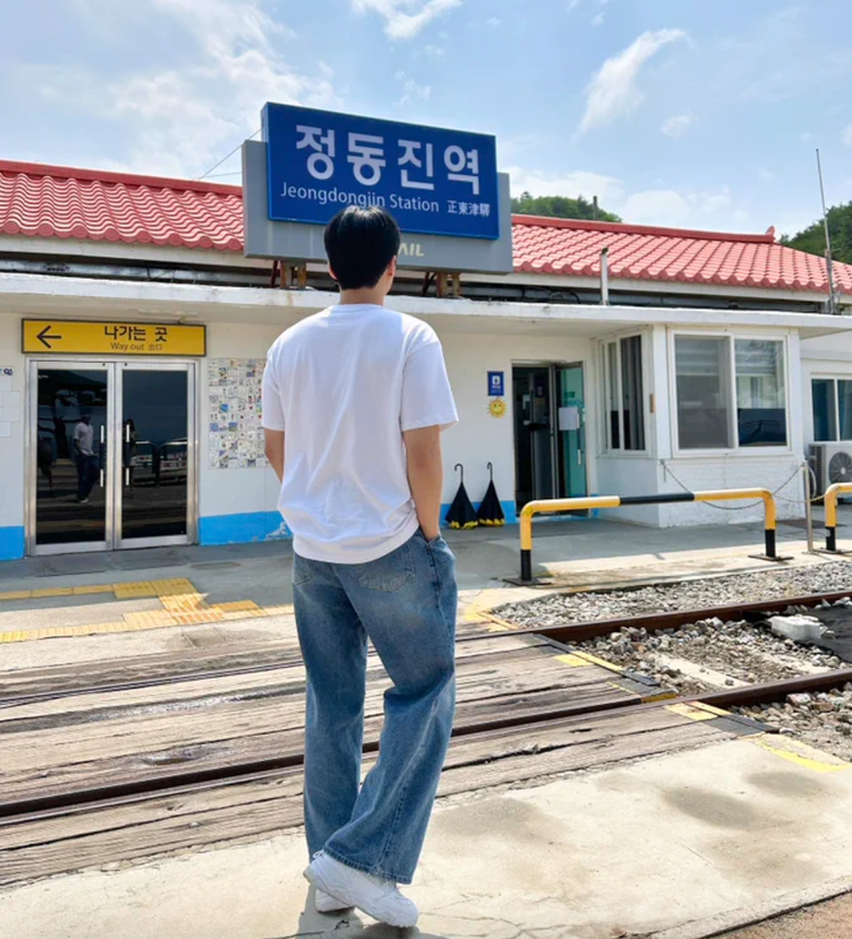 Jeong SeWoon Releases Refreshing Pictures Ahead Of Announcing His 2023 “LUCKY HIGH SCHOOL 5th” Fanmeeting