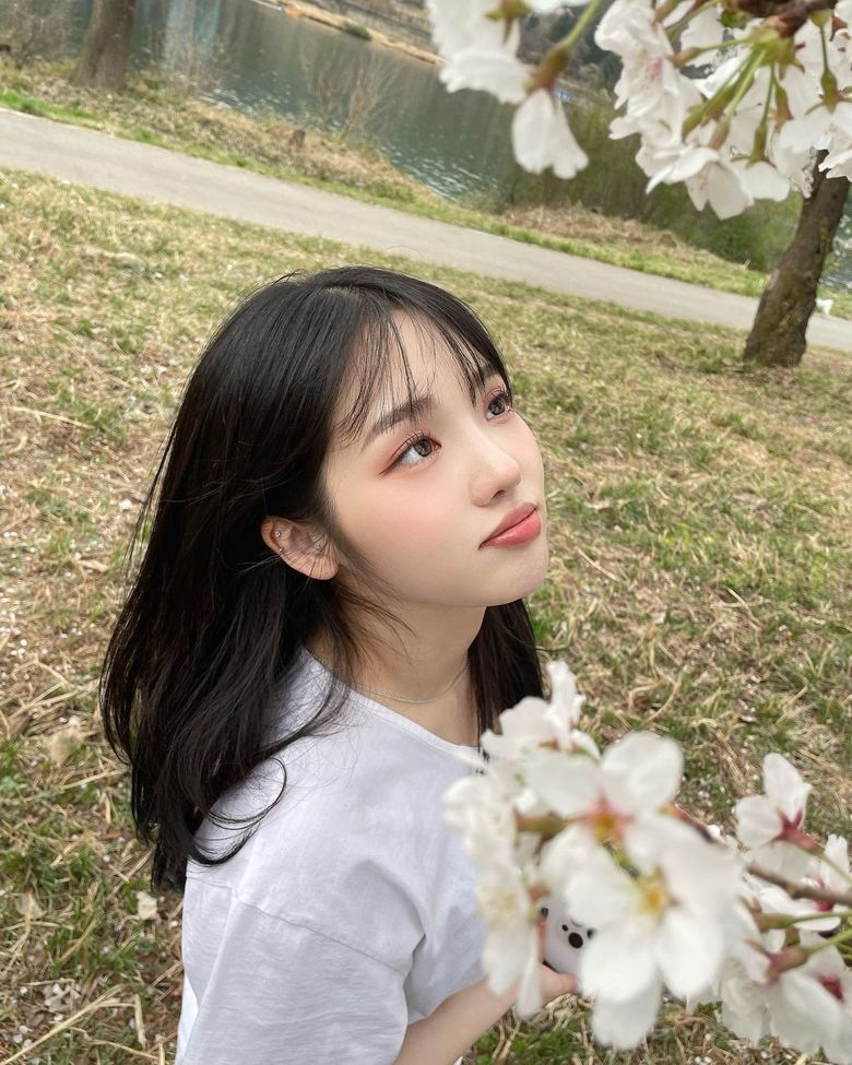 Top 20 Girlfriend Material Pictures Of fromis_9’s Roh JiSun: The Idol Who Jolts You Awake With Her Electrifying Visuals